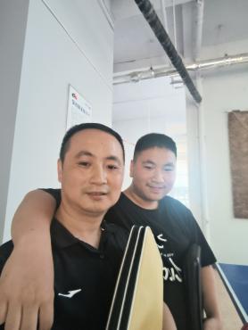 秋哥和爸爸打球哩
